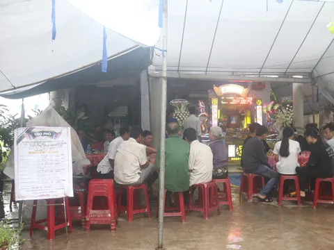Nỗi đau tột cùng của cha nữ sinh tự vẫn sau khi biết điểm chuẩn Đại học: Vừa xong giỗ vợ lại lo đám tang con